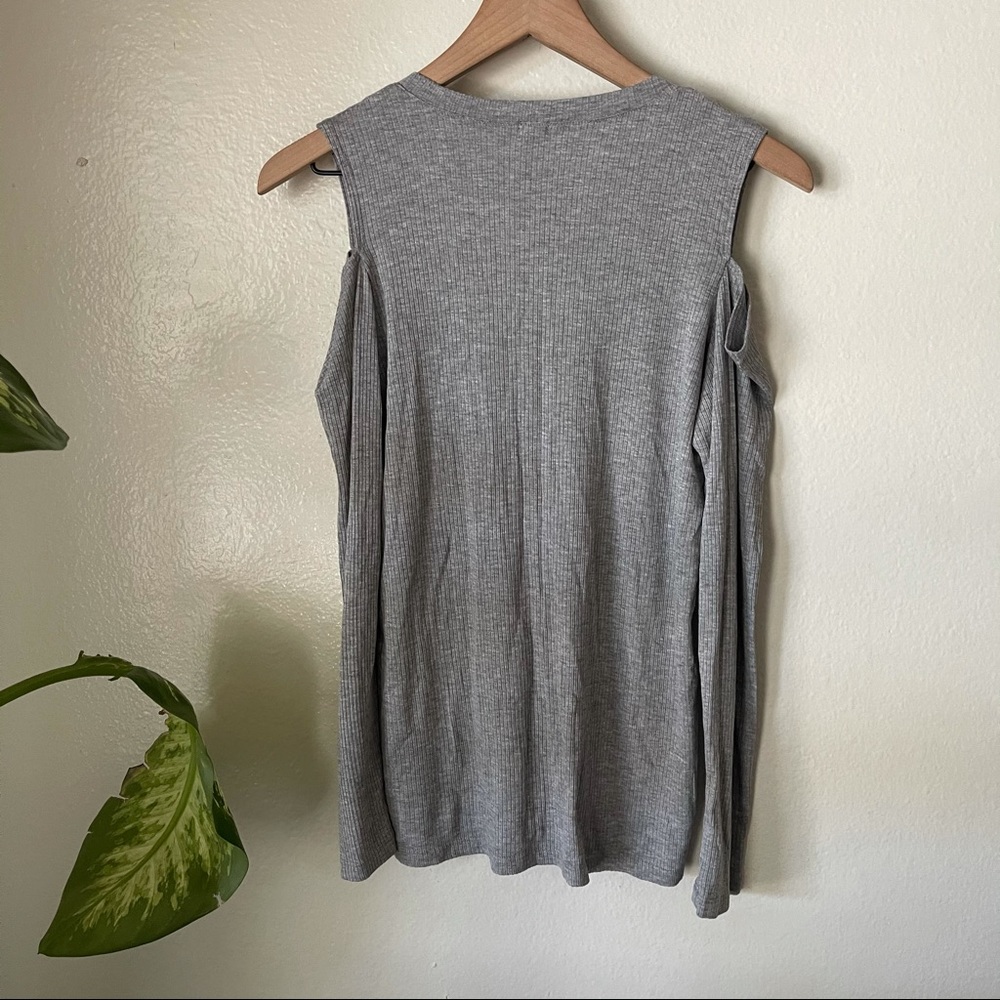 Monrow | Ribbed Cold Shoulder Top - Picture 7 of 8
